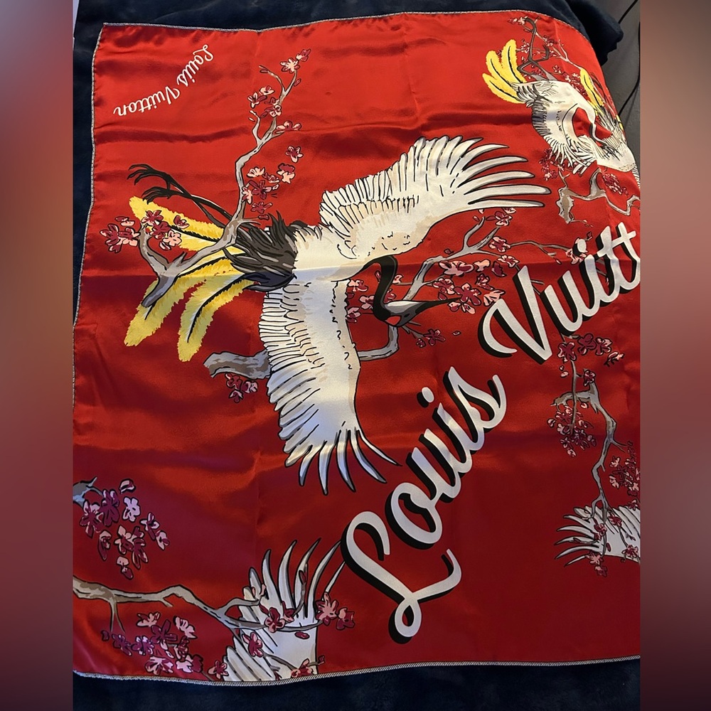 COPY - Authentic Louis Vuitton silk scarf. Absolutely gorgeous. - Picture 5 of 16